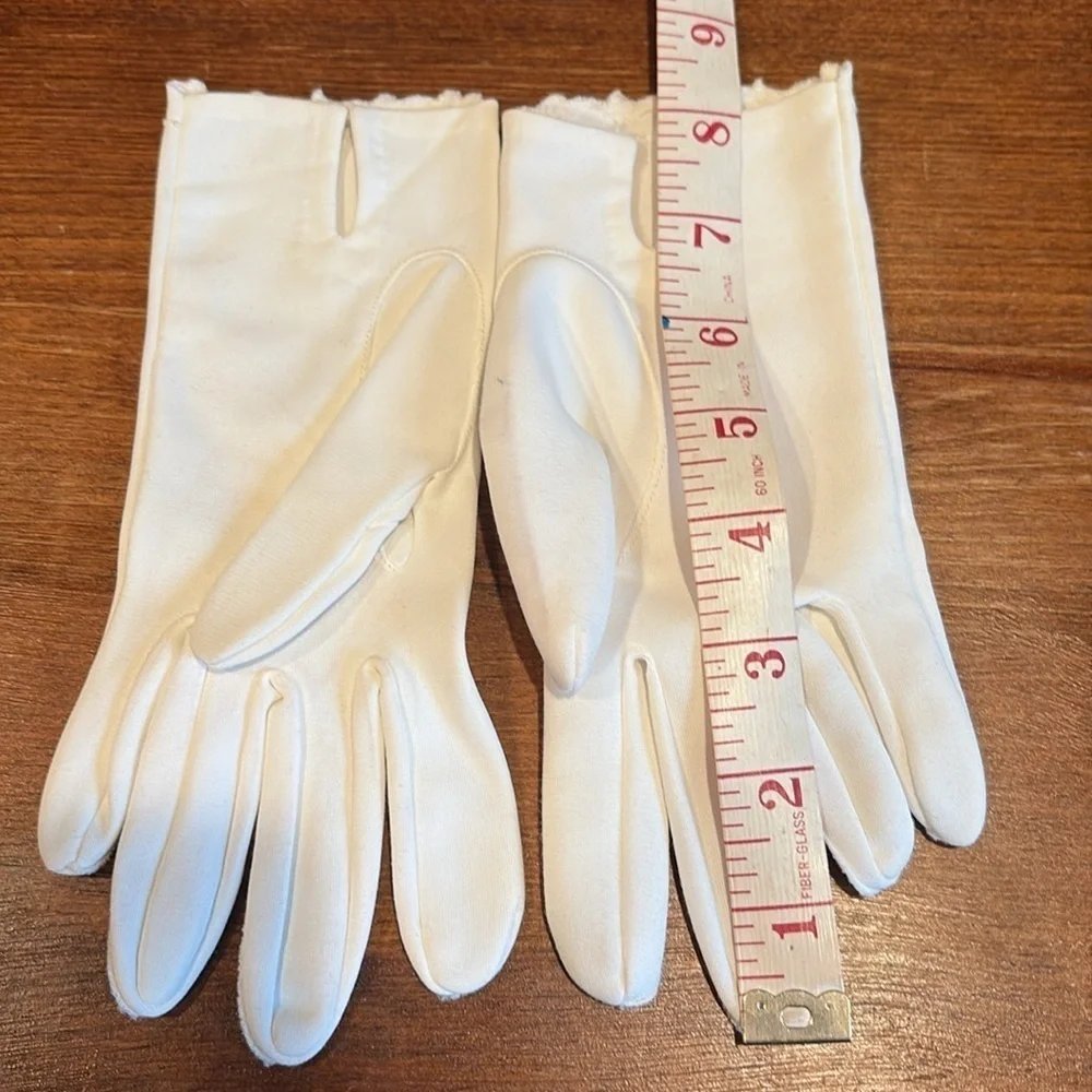 Elegant White Ivory Vintage 50s Gloves wrist length with embroidered Trim Sz 7